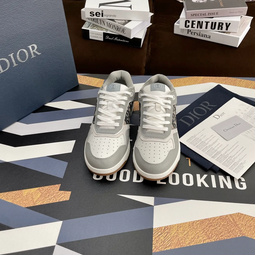 👟👟Ex-factory price 480👟👟 Women's Shoes Factory Male +10 (3D printing +20) Dior Dior🔥Counter genuine 1-1 Top version (you can compare with the original version) The top version is made not blown out👍👫Contrast color positioning and splicing design! Fashionable and casual personality! Look like a goddess on your feet! Simple line design, three-dimensional cutting, super invincible and stylish, looks good no matter how you match it. The super popular elements and colors make the whole set youthful and beautiful. It can easily catch the eye in the crowd. It is casual, comfortable, fashionable and versatile, a high-quality casual suit with no sense of age. ✅Fabrics: imported first-layer cowhide + high-tech laser technology. ✅Inner lining: imported transparent silk fabric. ✅Feet: original molded feet. ✅Outsole: original molded 1:1 two-color T👟👟factory price U outsole ✅Method: original 1:1 full set of lasts ✅Female size: 35～40 ✅Male size: 38～45